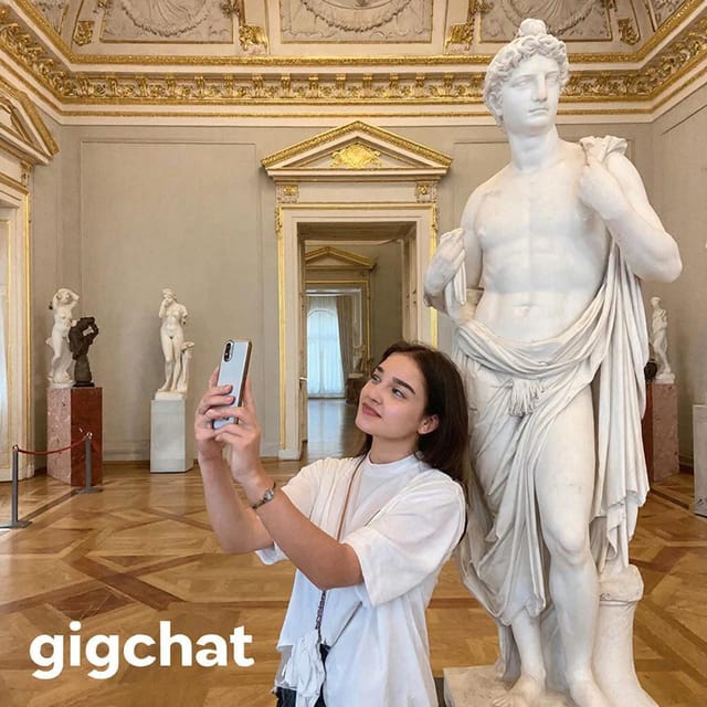Международный день селфи в музее — открытка, нарисованная нейросетью GigaChat